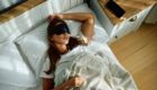 لماذا تنام النساء أطول من الرجال رغم معاناتهن من الأرق؟