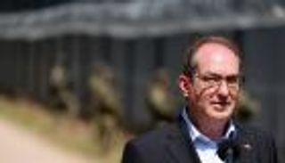 «تحذير» يغيّر مسار طائرة وزير داخلية ألمانيا