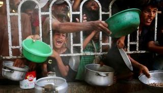 فلسطينيون يتدافعون للحصول على طعام في خان يونس