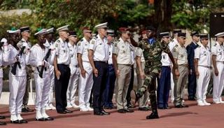 جانب من مراسم مغادرة القوات الفرنسية لقواعدها بالسنغال