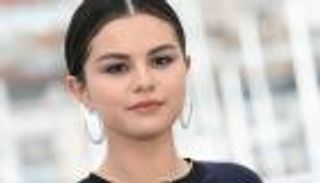 على سطح ناطحة سحاب.. سيلينا غوميز تحتفل بعيد ميلادها الـ33