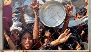 أطفال ينتظرون وجبتهم في طوابير بغزة