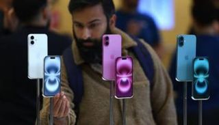 شخص في متجر لهواتف أبل