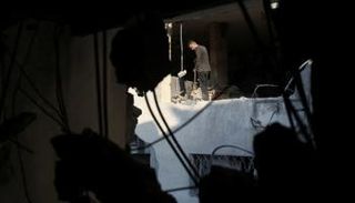 منزل الأسرة الذي دمره القصف في غزة