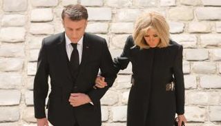 الرئيس الفرنسي إيمانويل ماكرون وعقيلته بريجيت 