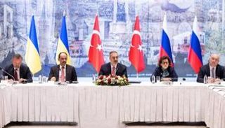 جانب من جولة المفاوضات الأولى في إسطنبول