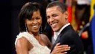 وسط شائعات الانفصال.. ميشيل أوباما «تسخر من زوجها» 