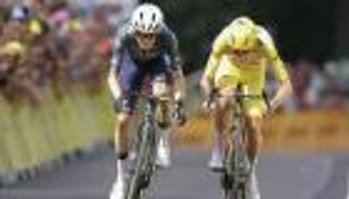 شرطي يوقف هاوي دراجات قبل لحظات من وصول أبطال «طواف فرنسا»