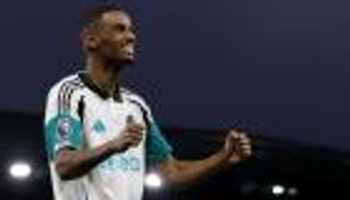 نجم نيوكاسل يفجّر المفاجأة.. إيزاك يشعل سوق الانتقالات