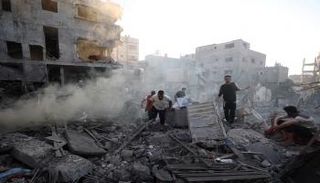 فلسطينيون يتفقدون الأضرار التي لحقت بمخيم البريج للاجئين في وسط قطاع غزة