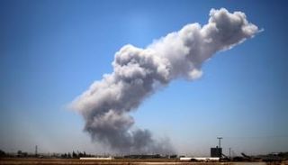 تصاعد عمود من الدخان عقب انفجار في معرة مصرين بالجزء الشمالي من إدلب