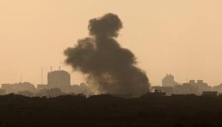 تصاعد الأدخنة من موقع على حدود إسرائيل مع قطاع غزة