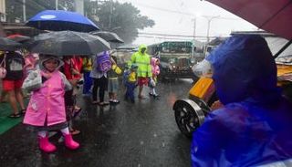 اقتراب إعصار كوماي من شمال الفلبين