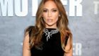 جينيفر لوبيز تحتفل بـ56 عاما من الأناقة والتألق.. شاهد أشهر إطلالاتها