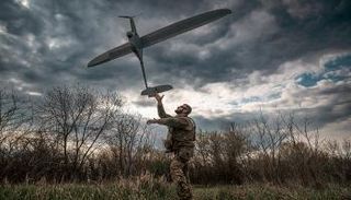 جندي أوكراني يقوم بتشغيل طائرة مسيرة 