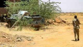جندي سوداني قرب مدرعة في أم درمان