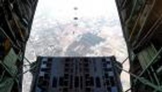 بدءا من اليوم.. إسرائيل ستسمح بـ«إسقاط» المساعدات لغزة