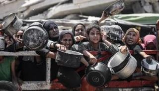 قلسطينيون ينتظرون توزيع الوجبات في غزة - أرشيفية