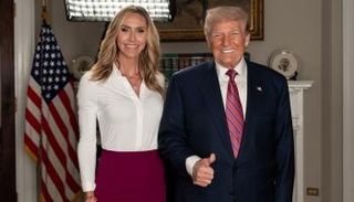 الرئيس الأمريكي دونالد ترامب مع زوجة ابنه