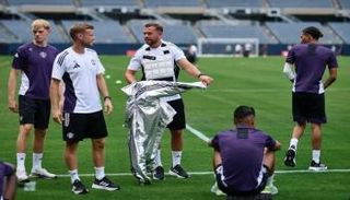 سترات فضية مبتكرة للاعبي مانشستر يونايتد