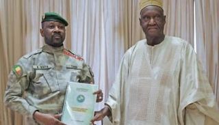 الرئيس أسيمي غويتا ورئيس لجنة صياغة ميثاق السلام والمصالحة- أرشيفية