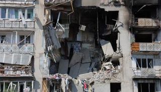 مبنى سكني متضرر إثر هجوم على أوديسا- أرشيفية