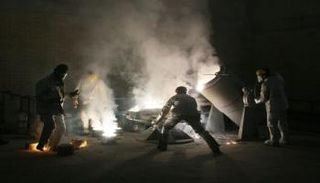 رجال يعملون داخل منشأة لتحويل اليورانيوم في إيران