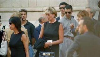 فستان ديانا في جنازة فيرساتشي