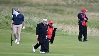 ترامب يلعب الغولف في اسكتلندا