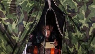 طفل في خيمة لجوء بعد فراره من مناطق الاشتباك بين تايلاند وكمبوديا