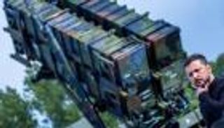 زيلينسكي يغري الجنود بزيادة الرواتب ويطالب أوروبا بتمويلها