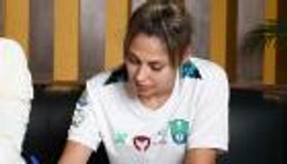 عبلة بن سنوسي.. حسناء جزائرية تلمع في الملاعب السعودية