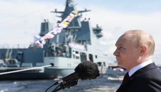 بوتين خلال حضوره العرض البحري الرئيسي العام الماضي