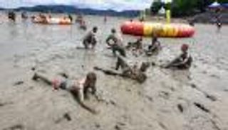 الطين لمواجهة حرارة الصيف.. مهرجان بوريونغ يجذب الآلاف