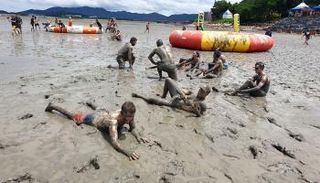 مهرجان الطين لمواجهة حرارة الطقس 