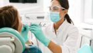 فمك يفضح أسرارك.. ماذا يرى طبيب الأسنان فيك غير التسوس؟