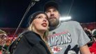 بسبب حبها لهما.. أم تطلق اسم الزوجين «كيلسي تايلور» على مولودتها