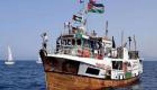 إسرائيل تُسقط «مساعدات غزة» من الجو.. وتقتحم «حنظلة» بالبحر