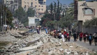 شارع مدمر في قطاع غزة