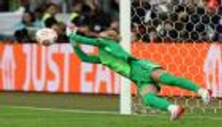 هانا هامبتون.. أين احتفظت بطلة اليورو بورقة الغش؟ (صورة)