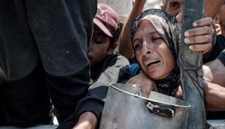 فلسطينية في انتظار المساعدات بغزة