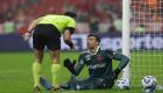 سقط مصاباً.. طرد غريب في الدوري البرازيلي (فيديو)