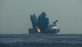 النيران تشتعل في ناقلة نفط - أرشيفية