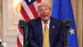 لغز البقع على يد ترامب في زيارة اسكتلندا (صور)