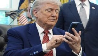 ترامب يستخدم هاتفه