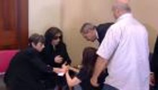 في عزاء زياد الرحباني: ماجدة الرومي تجثو أمام فيروز وتثير تفاعلا واسعا (صور)