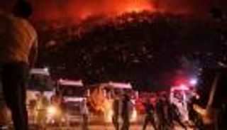 850 مركبة و6 طائرات و4 مروحيات تتحرك لمكافحة حرائق تركيا