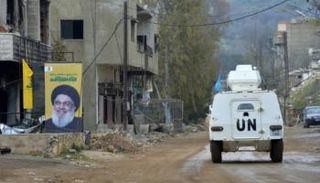 مدرعة تابعة لقوات اليونيفيل بجوار صورة لحسن نصرالله