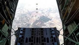 إسقاط المساعدات فوق غزة- أرشيفية