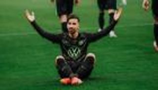 «وضع مقلق».. ما سبب غياب عمورة عن تدريبات فولفسبورغ؟